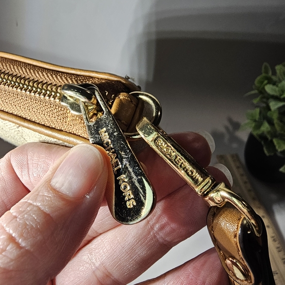 EUC Michael Kors Vanilla MK Monogram Travel Zip Continental Wallet / Wristlet - Picture 12 of 13